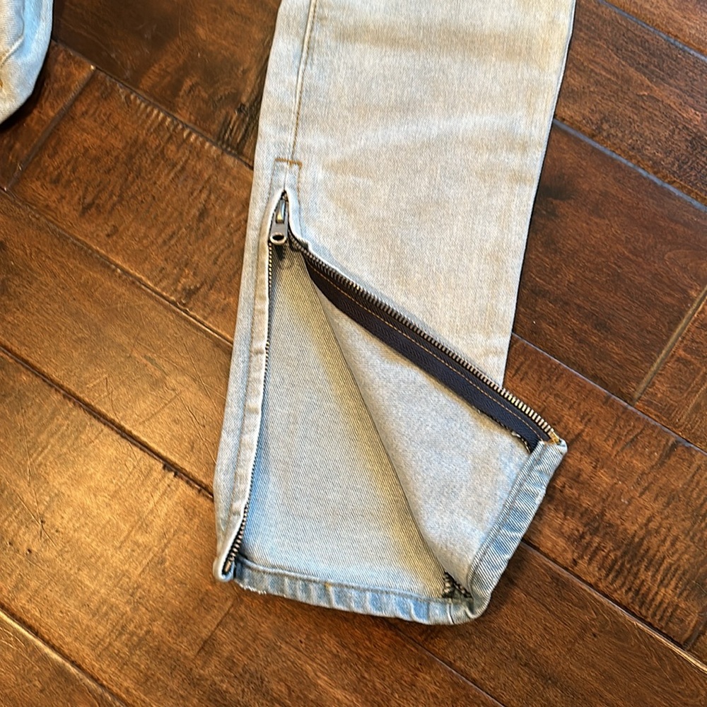 NWOT 31 x 34 light wash jeans with holes in the knees by mnml - Picture 6 of 6
